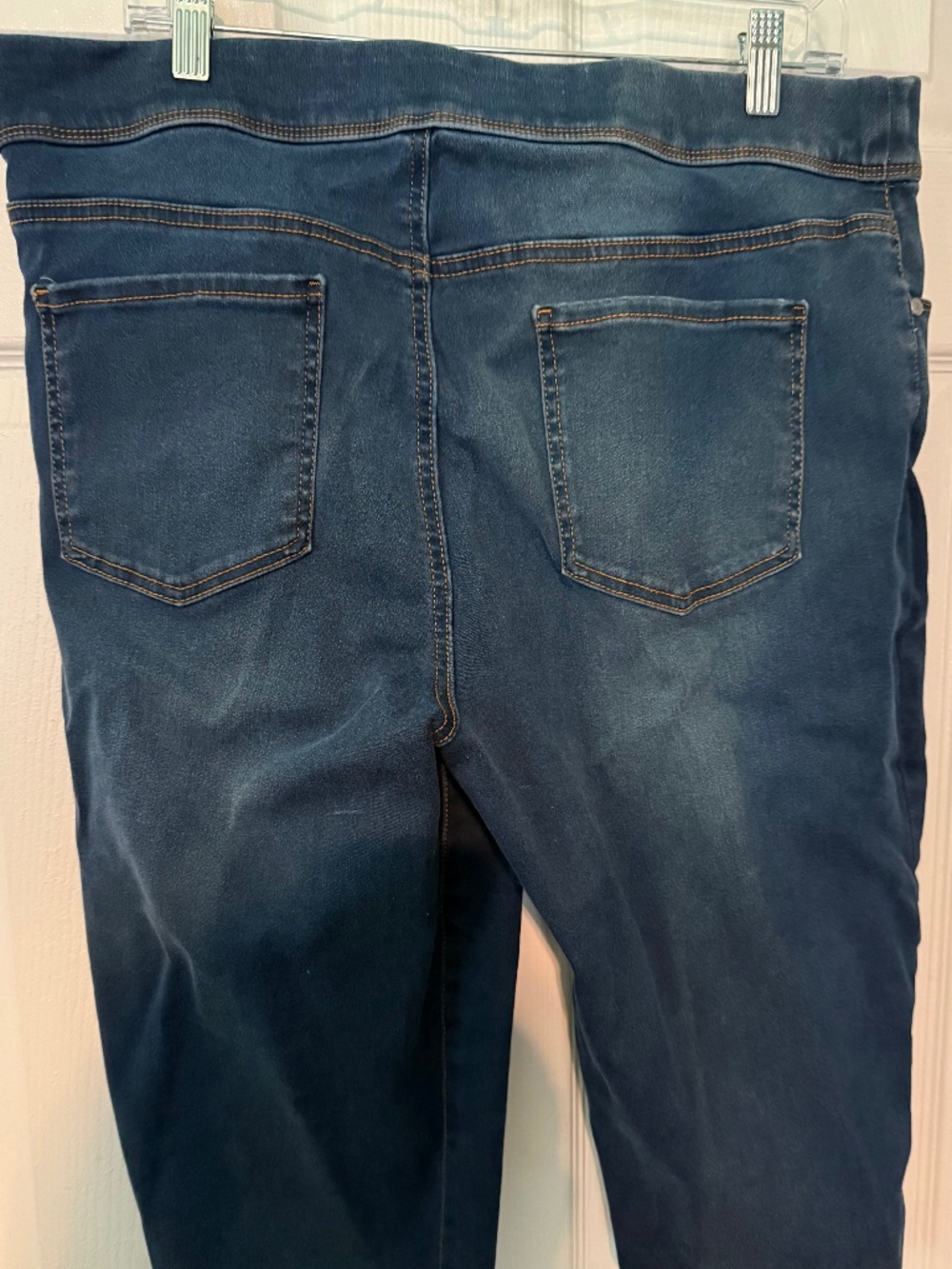 Gloria Vanderbilt slimming pull-up size 16 Capris in Medium Blue